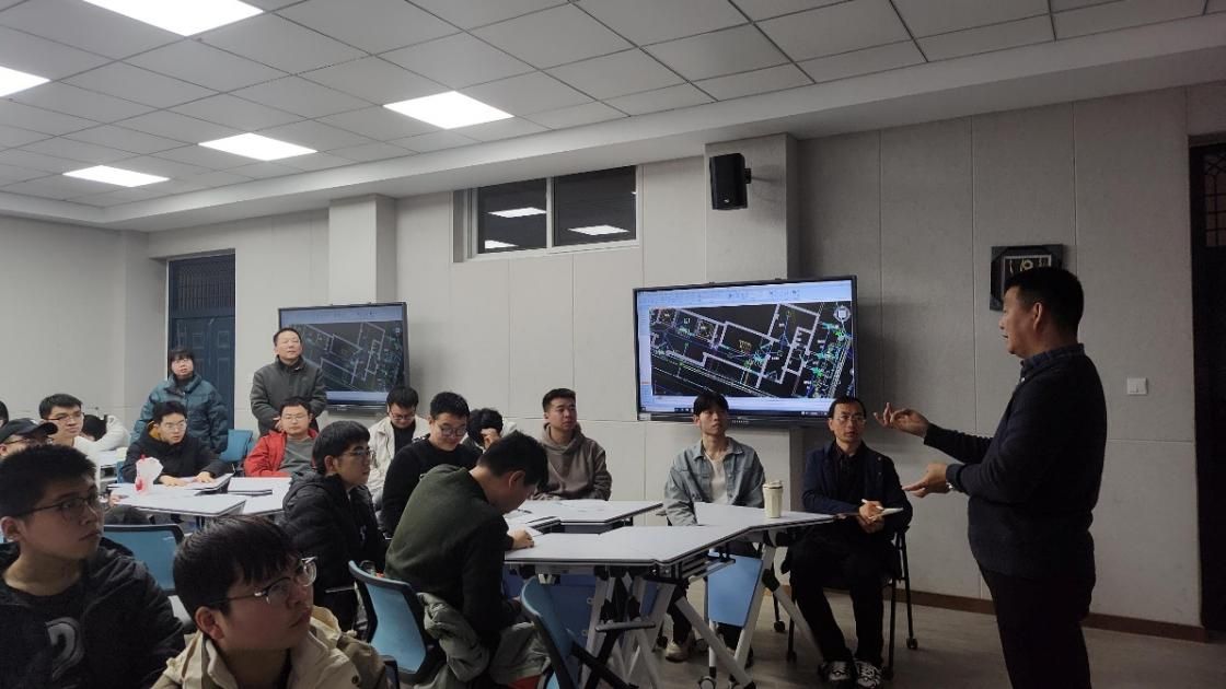 一群人在房间里AI 生成的内容可能不正确。