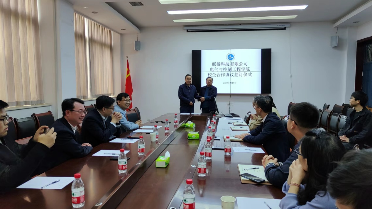 会议室里的人们描述已自动生成