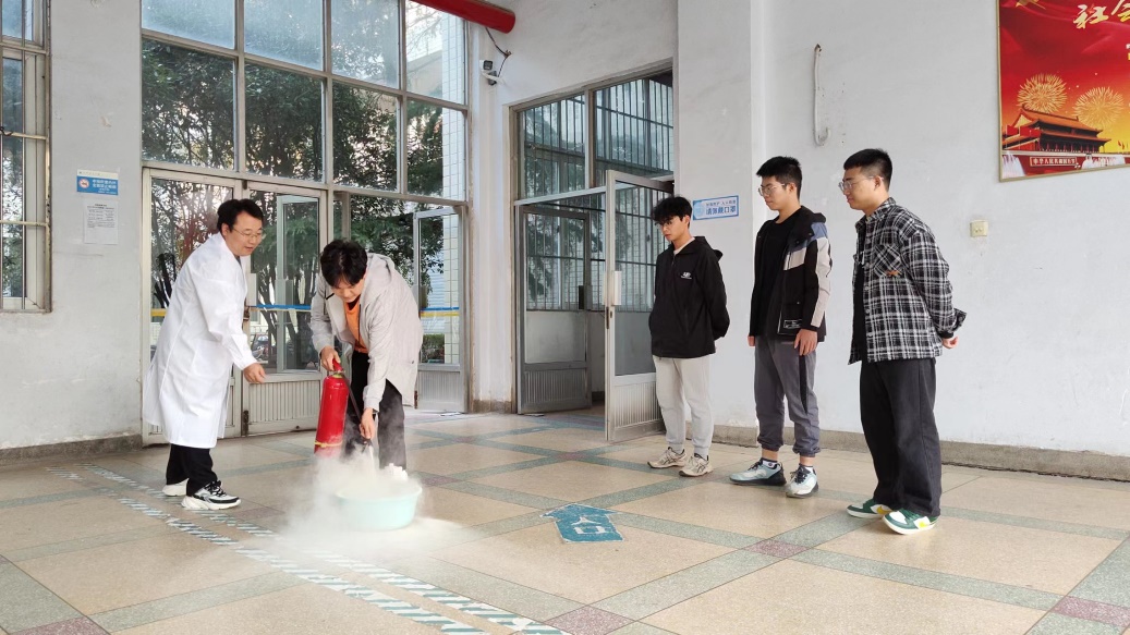 小孩们在街道上走中度可信度描述已自动生成